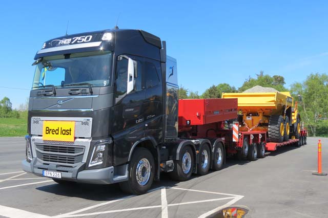 Cuando el lastre para una prueba es un dumper Volvo cargado a tope... Queda claro el poderío del Volvo FH16 750 8X4.